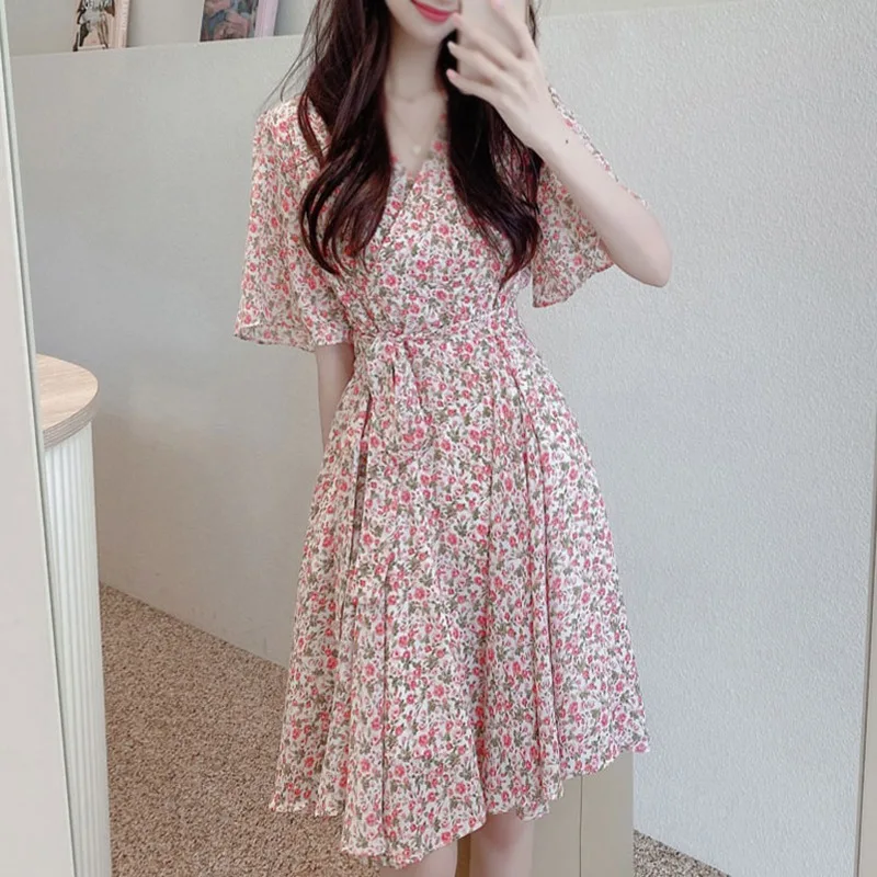 

Летние женские платья с мягким V-образным вырезом