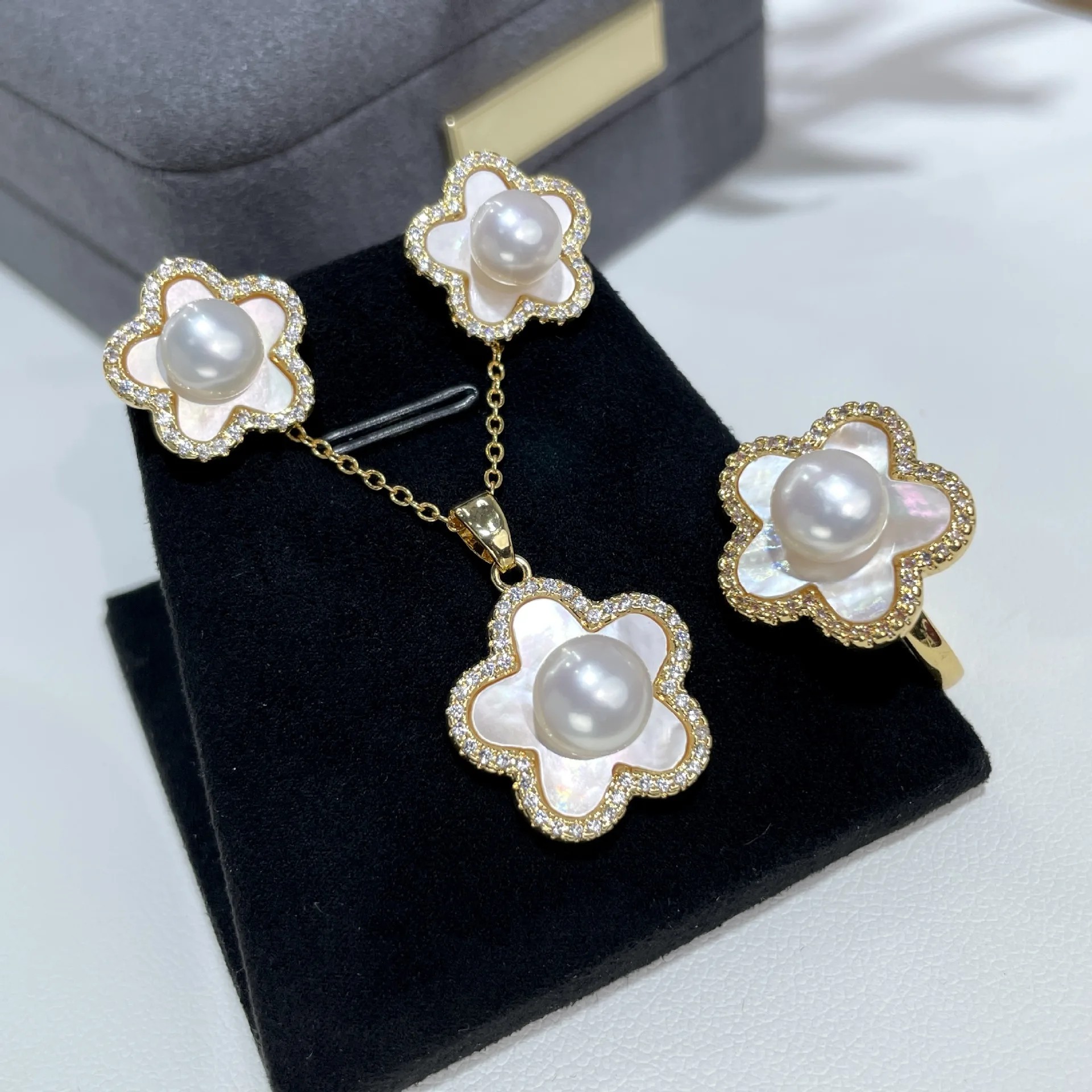 Цепочка с подвеской и серьги один комплект