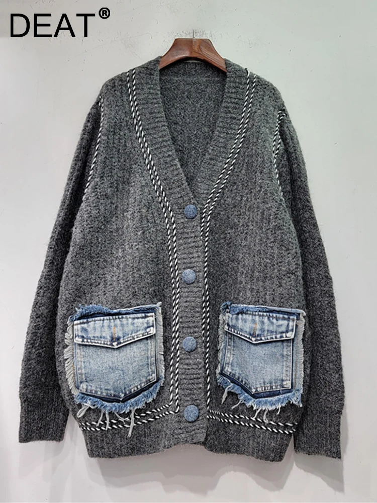 

Женский вязаный кардиган с V-образным вырезом DEAT, свободный мягкий свитер из денима контрастных цветов с карманами, осень 2023