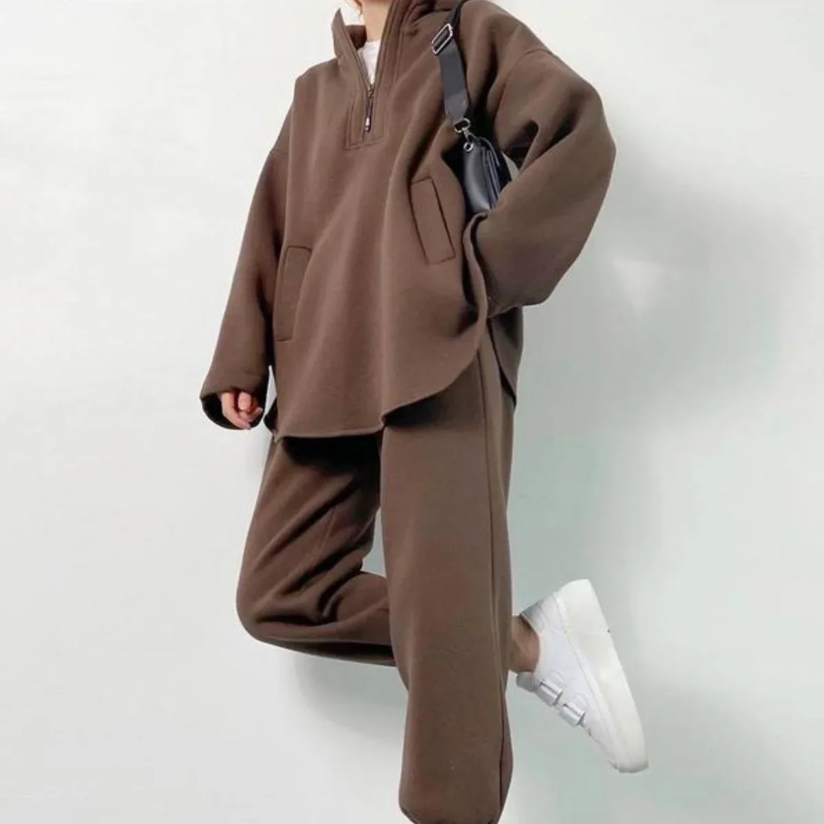 Женский спортивный костюм из двух предметов толстовка с капюшоном и карманами на