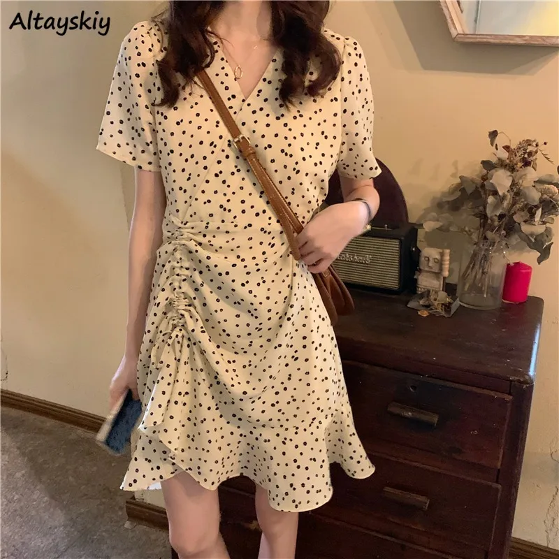 

Женское платье с коротким рукавом и V-образным вырезом, в горошек