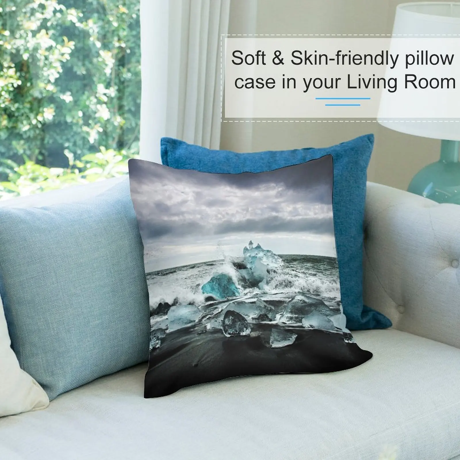 Исландские ледниковые айсберги J? Kulsrlon на пляже с черным песком голубым льдом