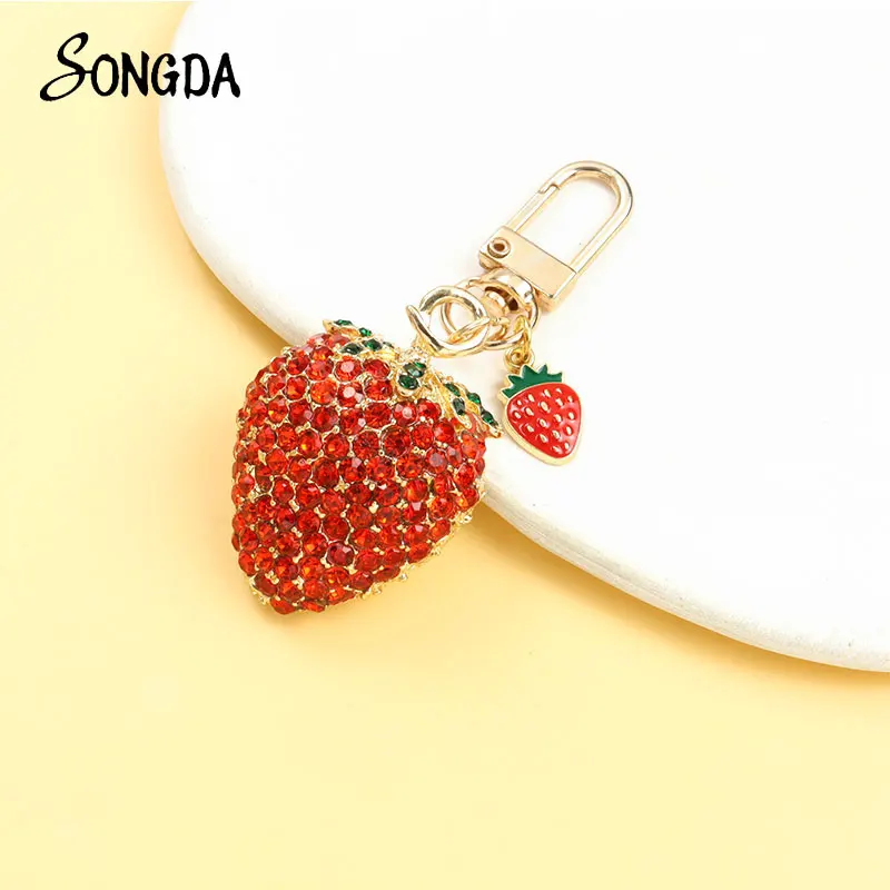 

Exquisite Strawberry Crystal Rhinestone Keychain Cute Fruit Enamel Key Chains Cartoon Drip Oil Charms Keyring Car Bag Accessory
