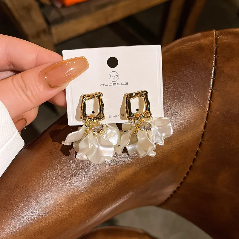 

2023 Korean White Shell Flower Petal Drop Earrings For Women Girls Irregular Crack Earrings Statement Pendientes Jewelry Gift