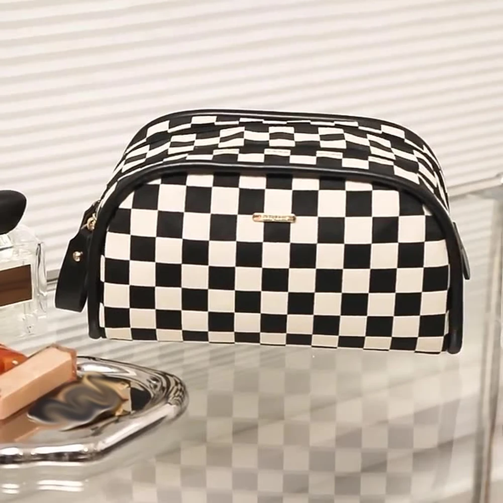 

Клетчатая сумка для макияжа в шахматную клетку с двойной молнией, карманы для макияжа, вместительная винтажная портативная многофункциона...