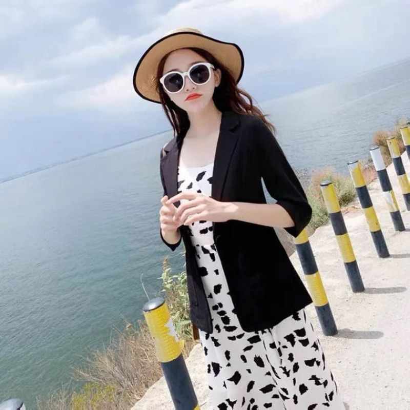 The 2023's New Summer Slim-fit Blazer Is Short, Slimming, and Comes with Thin, Three-quarter Length Sleeves