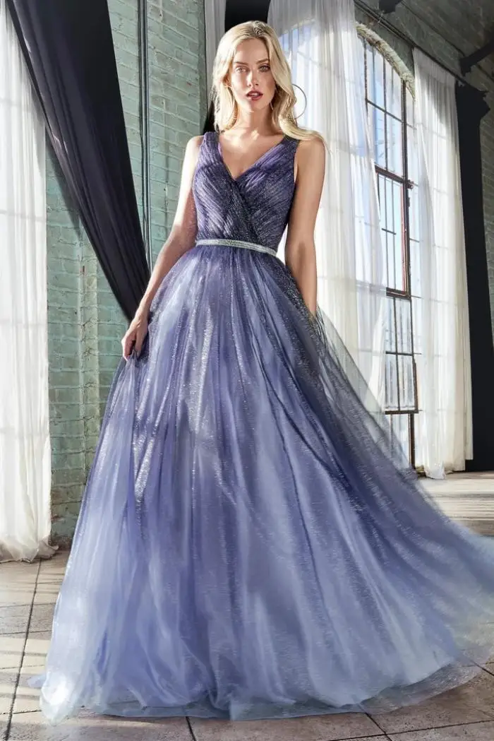 

Блестящее женское платье с глубоким V-образным вырезом и бисером