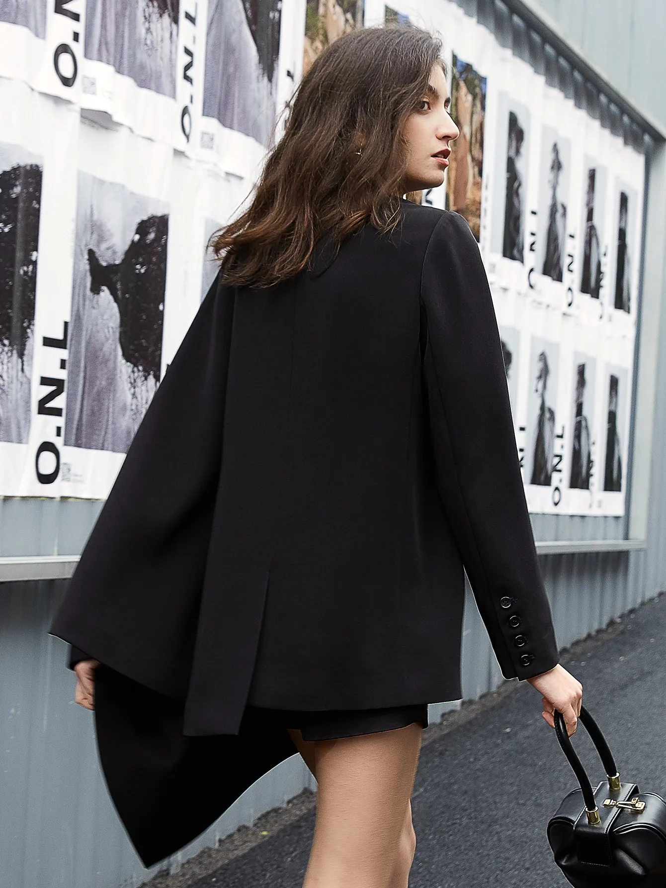 Однобортное однобортное однотонное пальто нестандартной формы AEL Temperament 2024