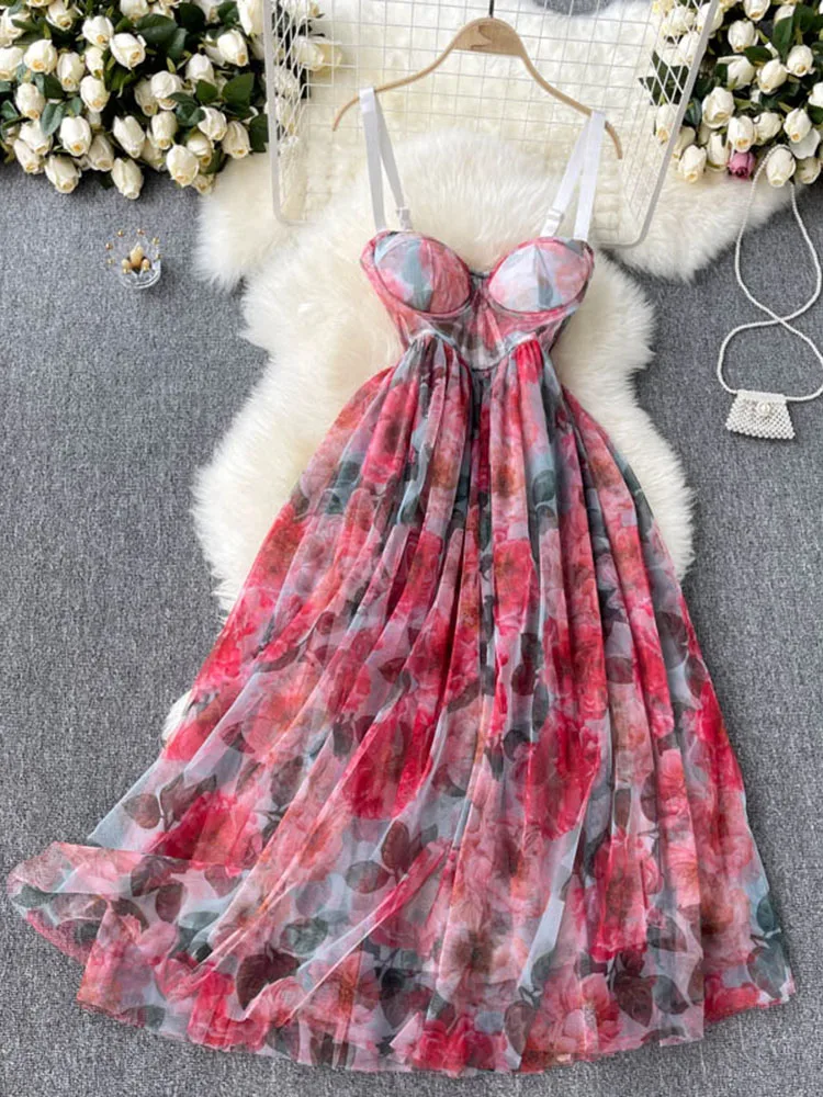 Женское платье-корсет средней длины с V-образным вырезом и ремешком на талии |