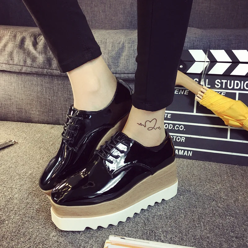 

Туфли женские из лакированной кожи, повседневные однотонные лоферы на плоской подошве, на шнуровке, британский стиль, оксфорды, 35-39