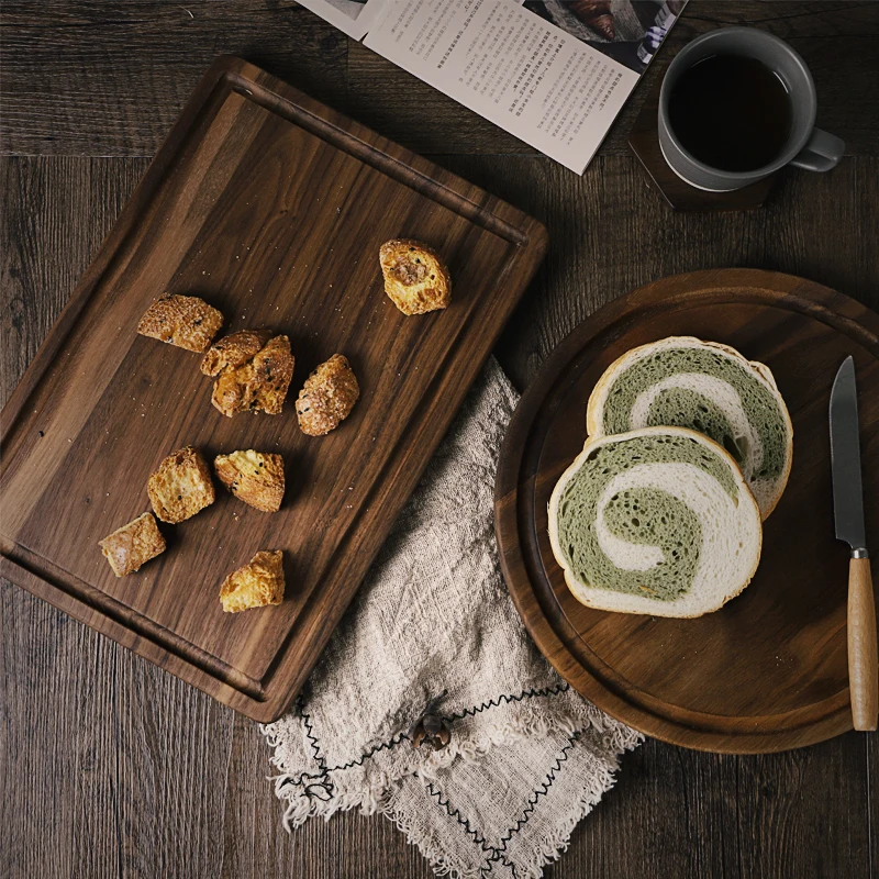 

Black walnut round pizza chopping board with handle Solid wood unpainted household cutting board Slotted steak plate bread