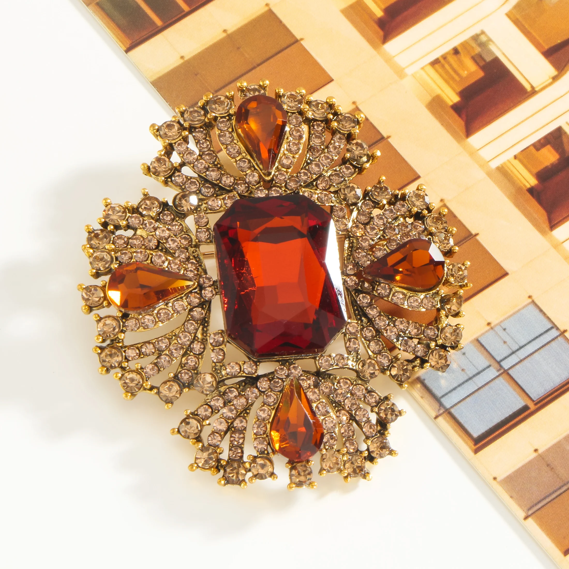 Женская модная и элегантная брошь в изысканном роскошном стиле подходящая для