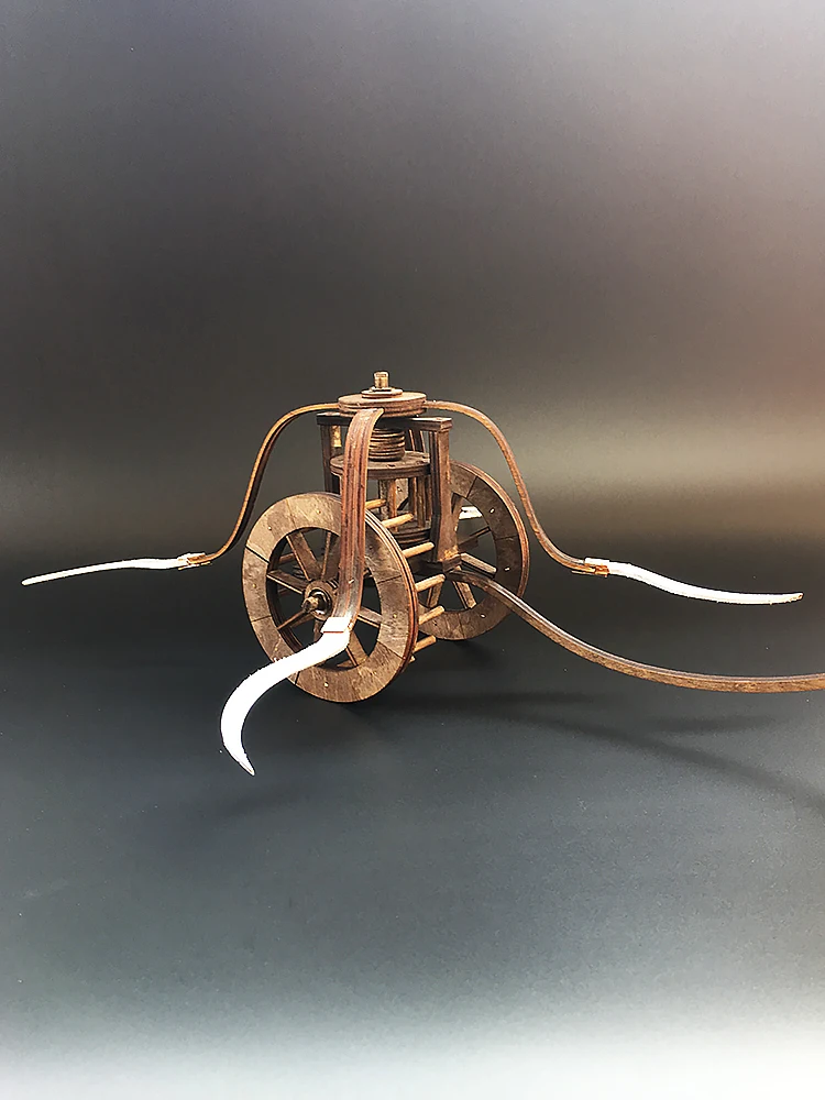 

Деревянная трехмерная модель древней колесницы с колесами от да Винчи