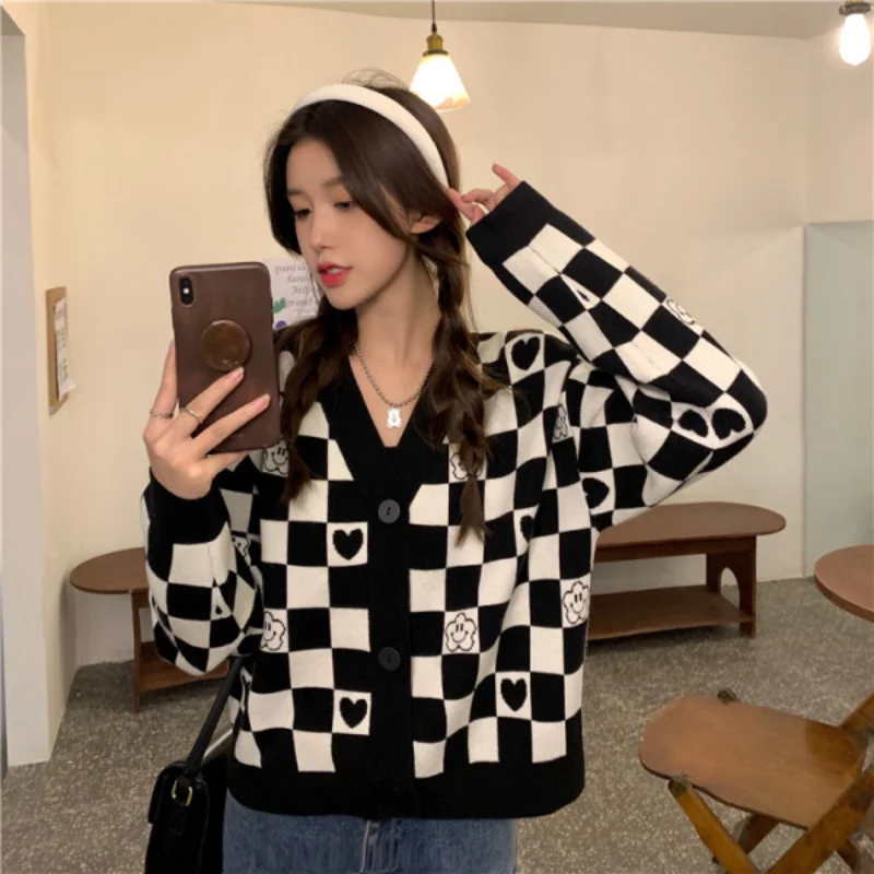 

V-neck Checkerboard Sweater Coat Female Spring and Autumn Design Sense of Minority Loose Short Long Sleeved Cardigan Sweater Top