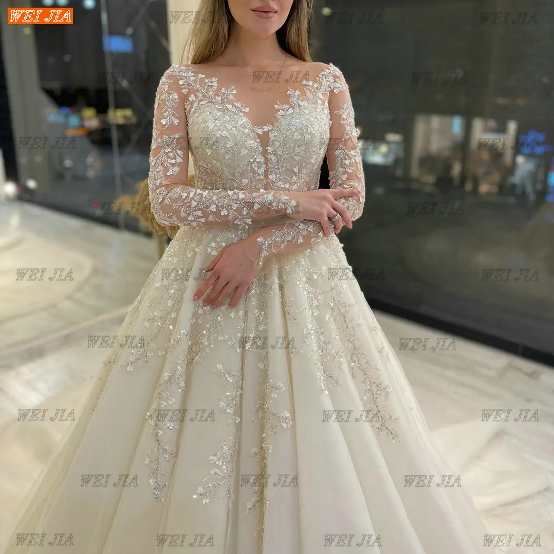 Женское свадебное платье с длинным рукавом белое круглым вырезом и аппликацией
