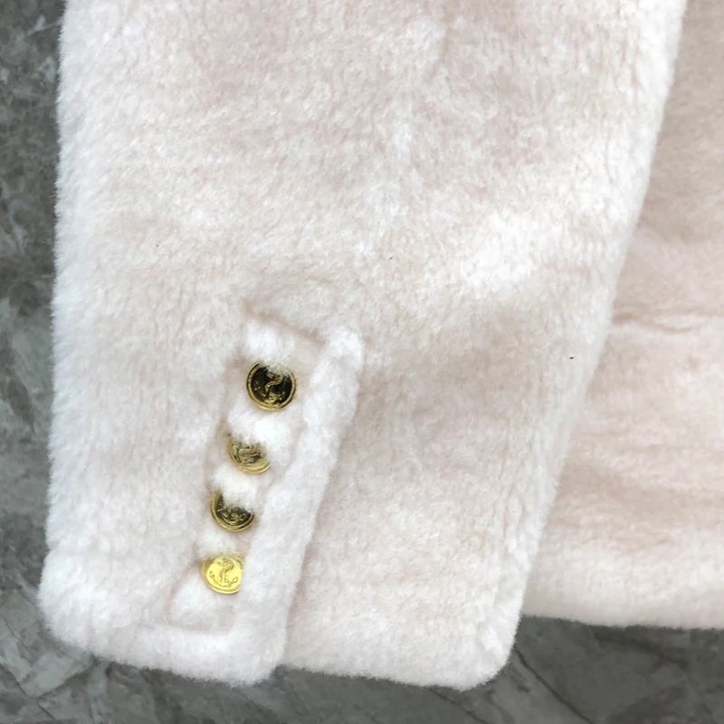 Рисунок 6 - Женское белое пальто TB