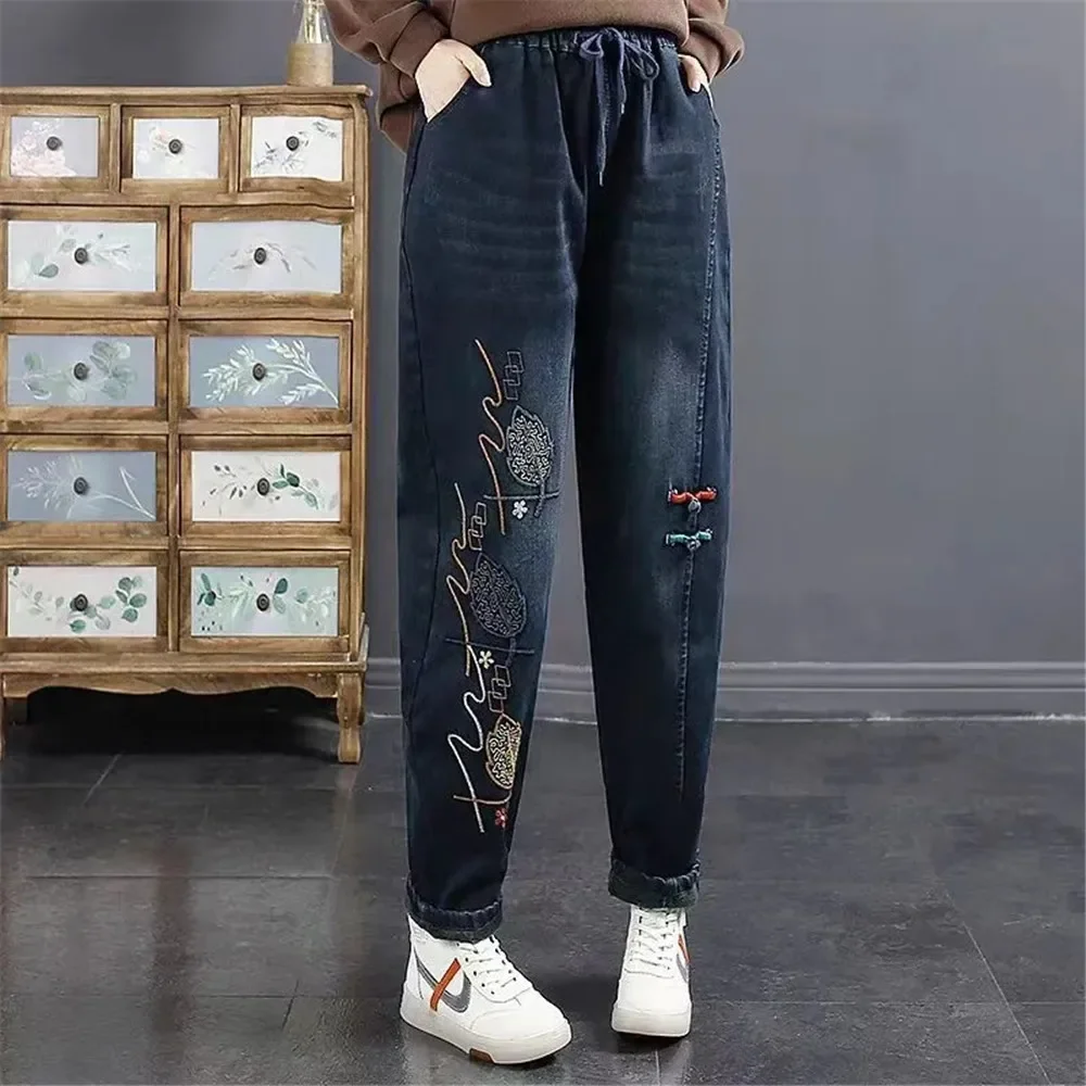 Джинсы женские демисезонные с вышивкой однотонные брюки из денима в стиле ретро