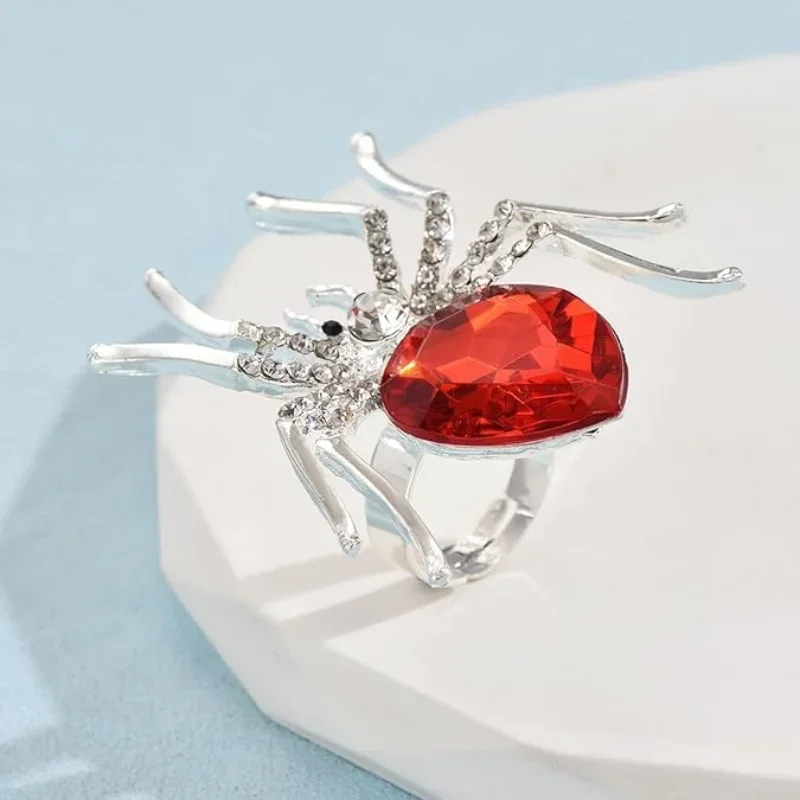 Женское кольцо в готическом стиле с кристаллом