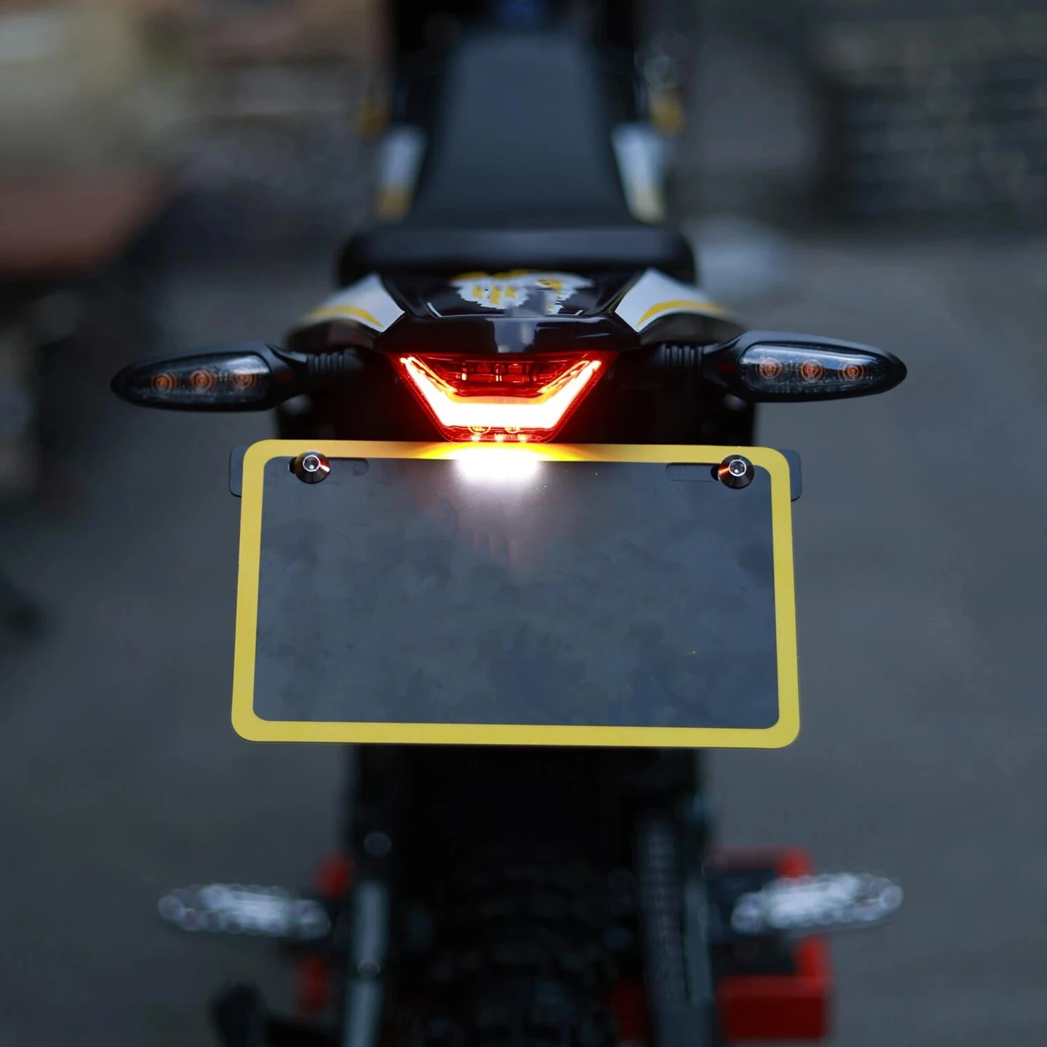 Фото Кронштейн для номерного знака Superbike Ultra Bee, модифицированный, с креплением для заднего фонаря, быстросъемный, комплект UB №1