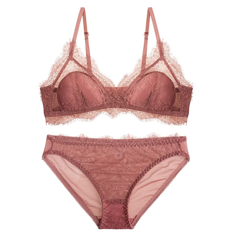 

Комплект женского кружевного нижнего белья с чашками пуш-ап