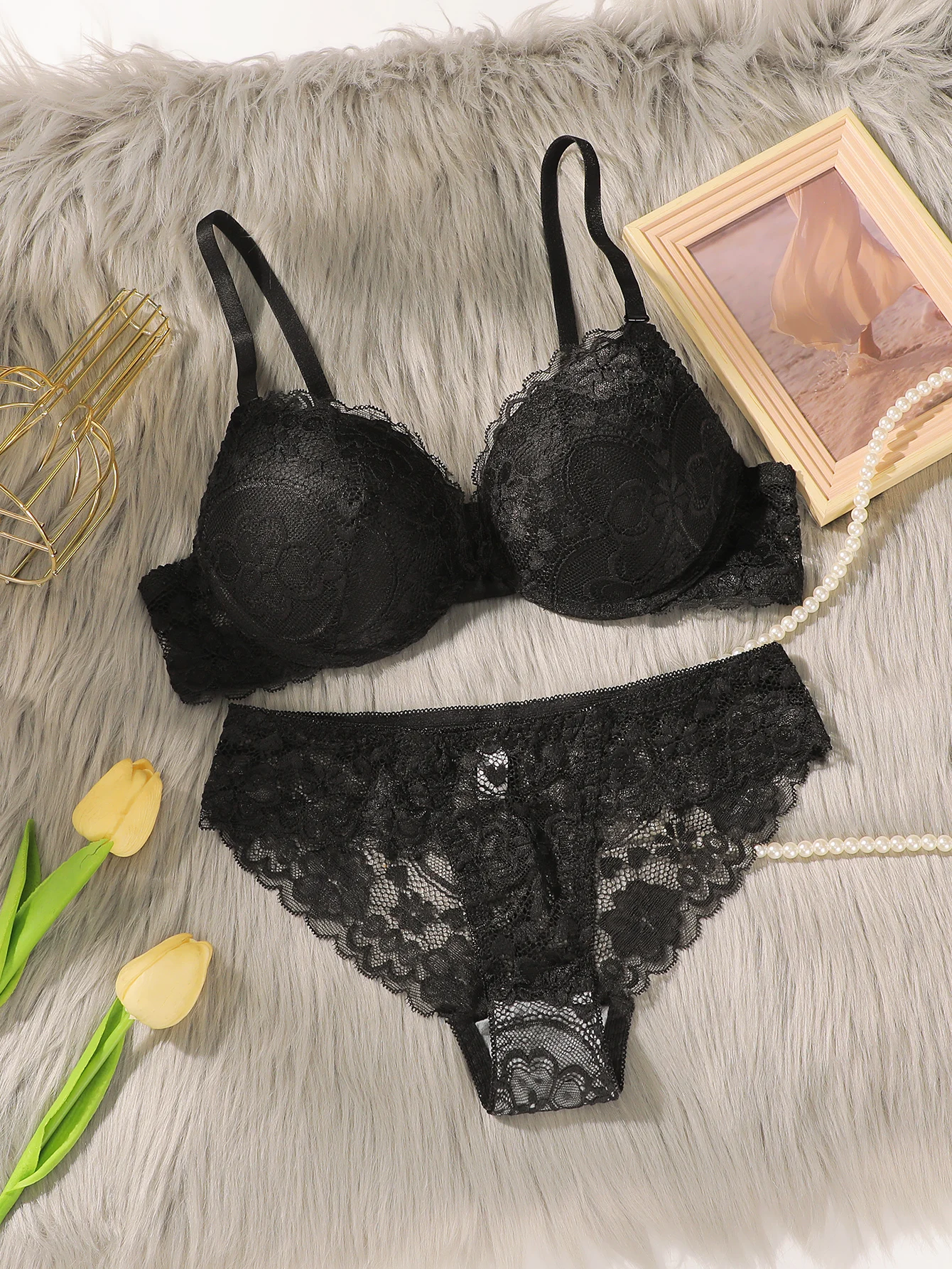 Комплект женского кружевного нижнего белья с чашками пуш-ап
