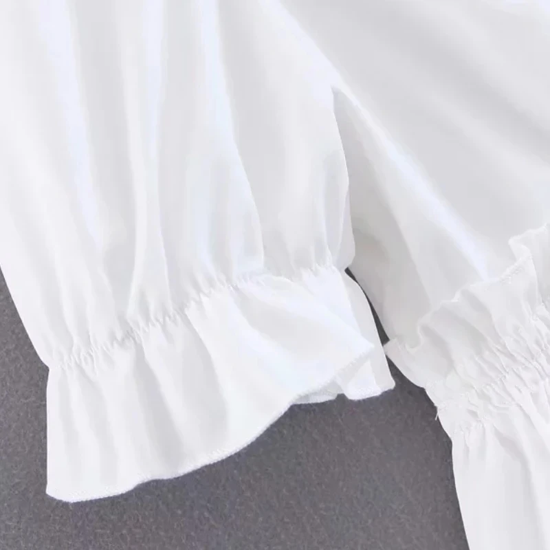 Женская короткая рубашка с рюшами V-образным вырезом и оборками на подоле белая