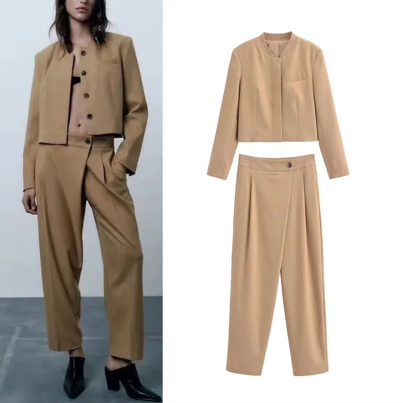 

Костюм брючный женский с прямыми штанинами и воротником-стойкой, на пуговицах