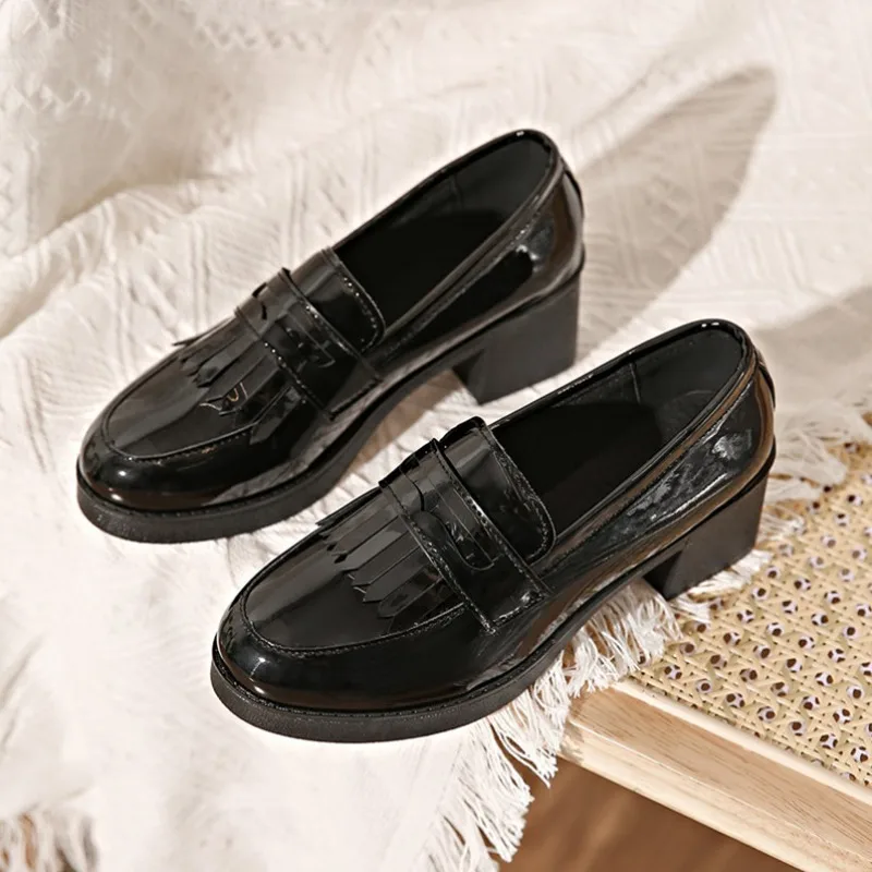 Женские лоферы из лакированной кожи 2024 модные туфли-лодочки на среднем каблуке с