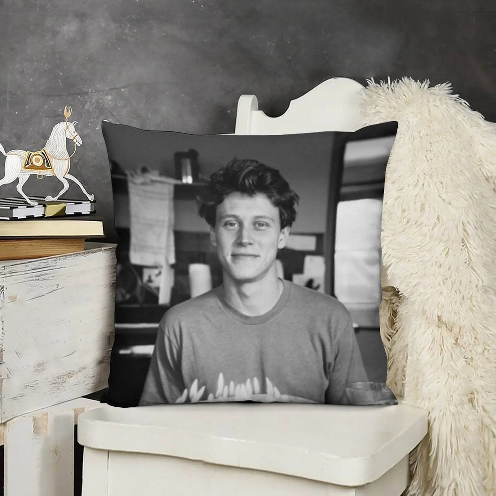 Эластичная декоративная подушка для дивана на день рождения