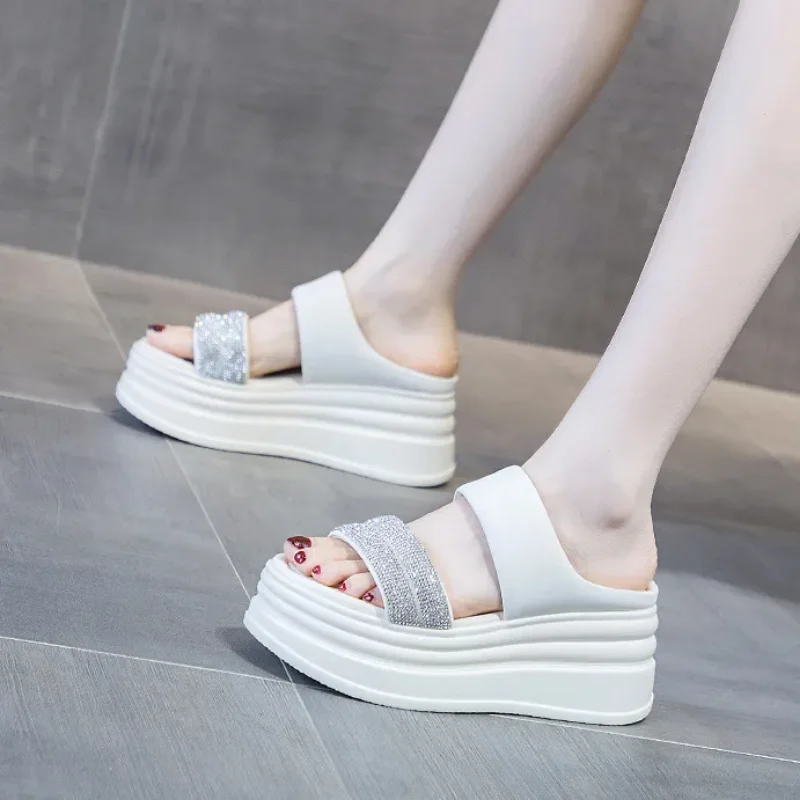 

Блестящие яркие женские тапочки на толстой подошве, дизайнерские брендовые туфли на плоской подошве, модные пикантные уличные женские туфли с открытым носком, 8 см