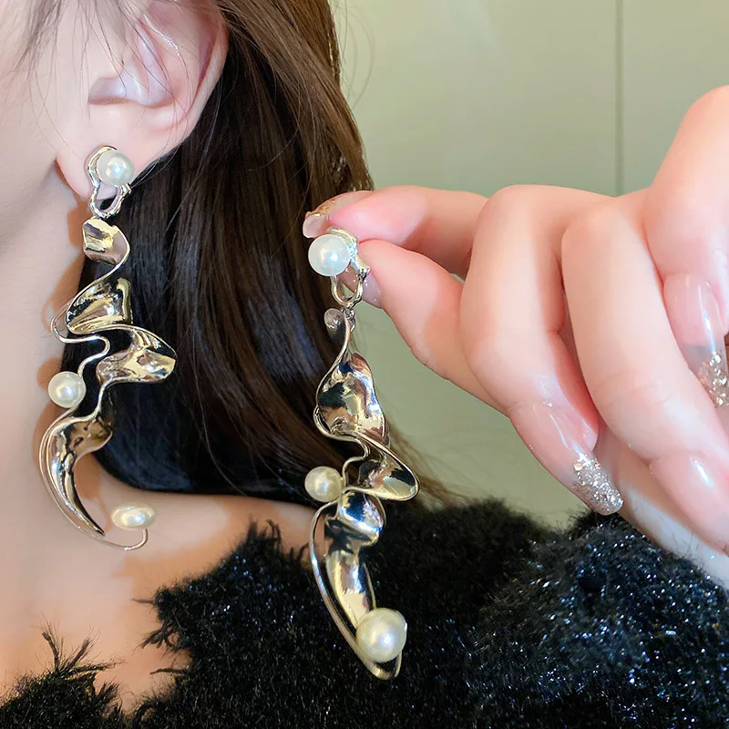 

Pearl twisted geometric earrings female cold wind niche personality simple studs fashion temperament ear accessories