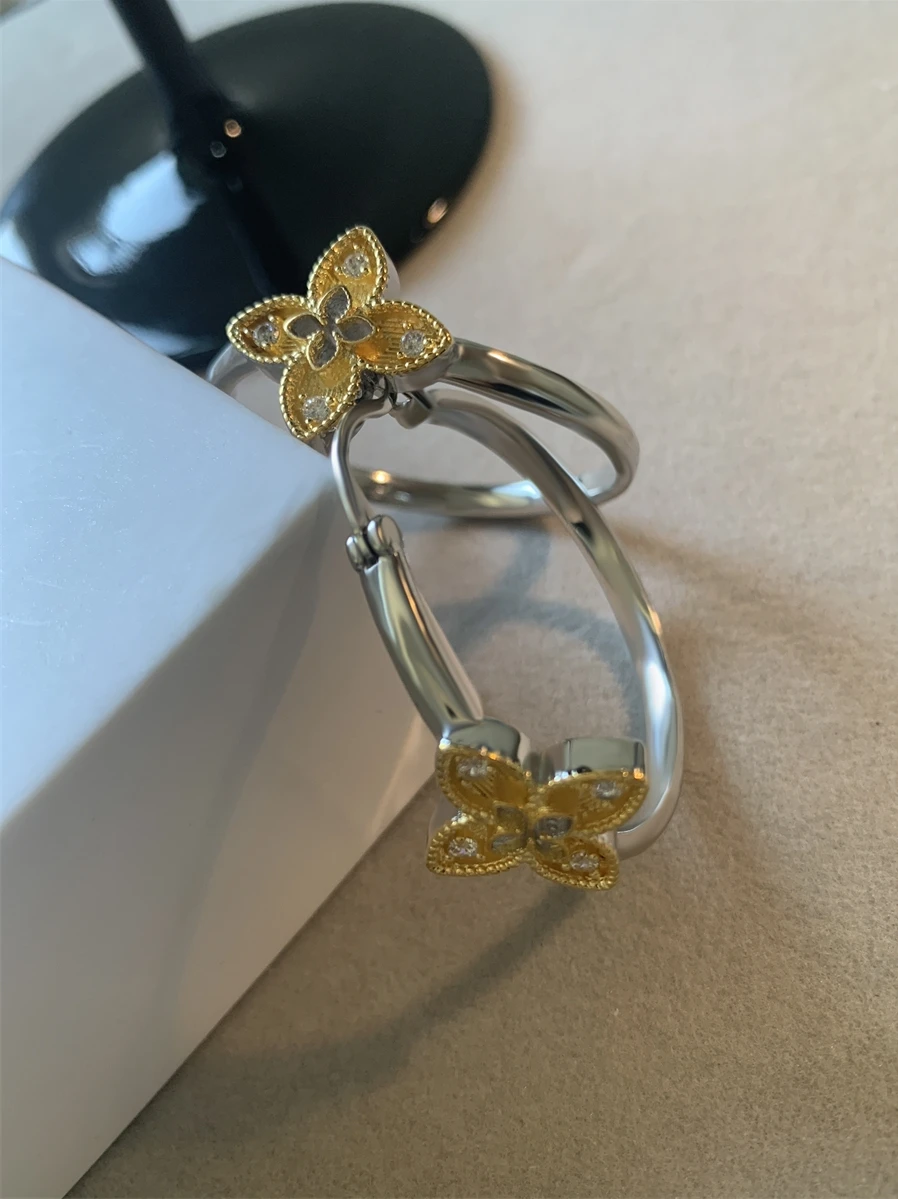 Металлическое большое кольцо для ушей с золотым клевером. Женский дизайн.