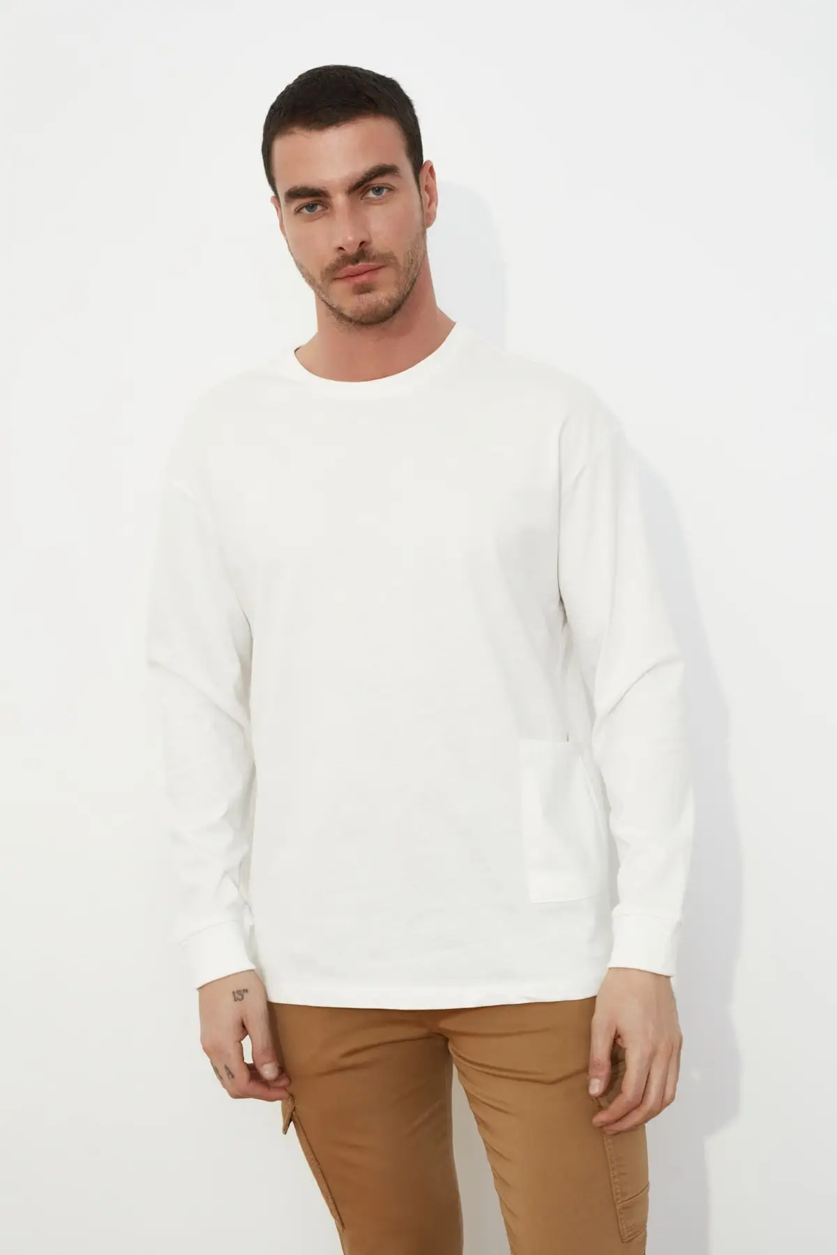 

Мужская футболка с длинным рукавом и карманами