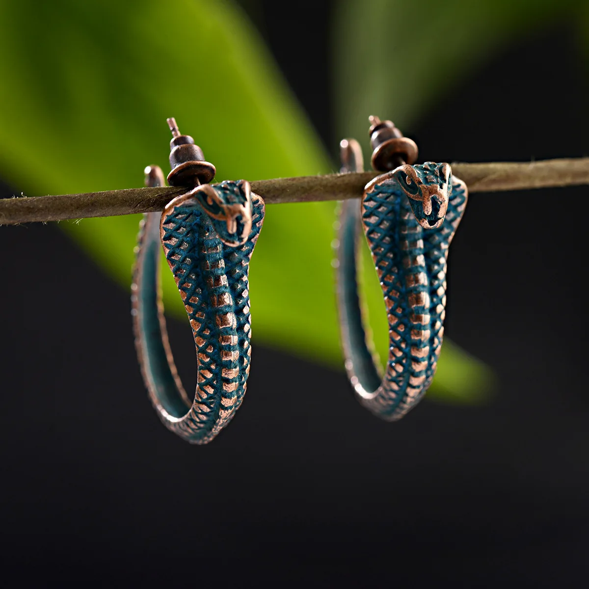 

2023 New European and American Cobra Earring Metal Wind Eye King Snake Personality Exaggerated Ear Buckle Earnail Female