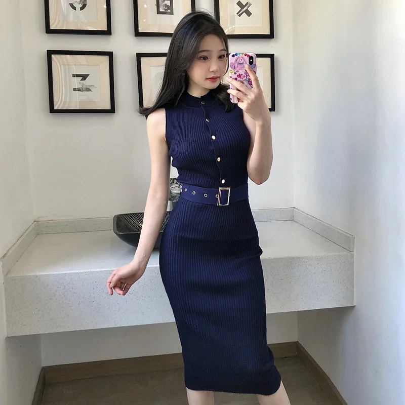 Женское трикотажное облегающее платье-мини без рукавов с разрезом