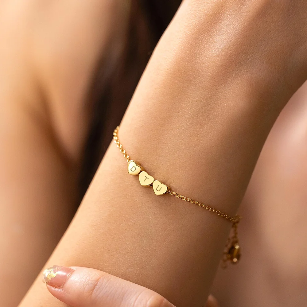 Фото Персонализированный браслет с 3D-сердцем и инициалами для женщин, золотистого цвета, с гравировкой, из нержавеющей стали, подарок для мамы. №3