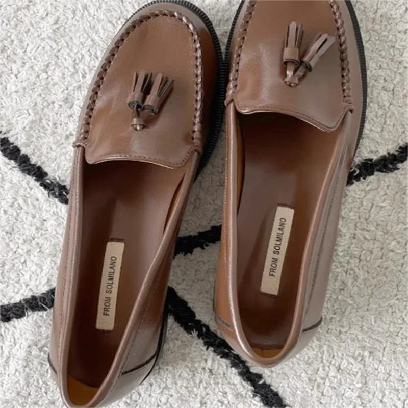 

Туфли женские с кисточками, лоферы с круглым носком, низкий каблук, однотонные, с прострочкой, кожаные