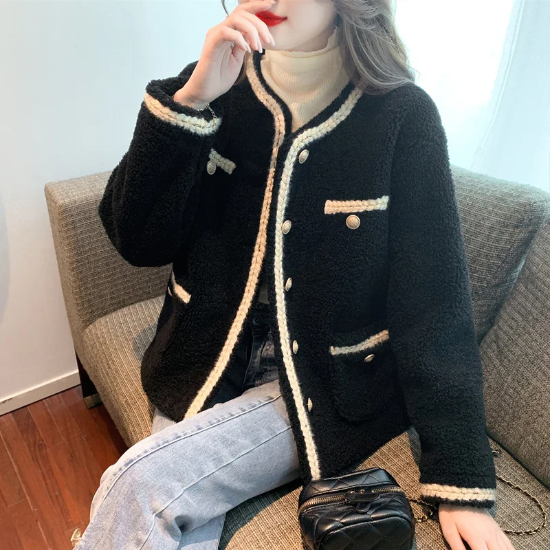 

Женская осенне-зимняя куртка из овечьей шерсти