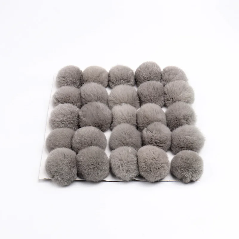Рисунок 3 - Помпоны из натурального меха кролика Рекс