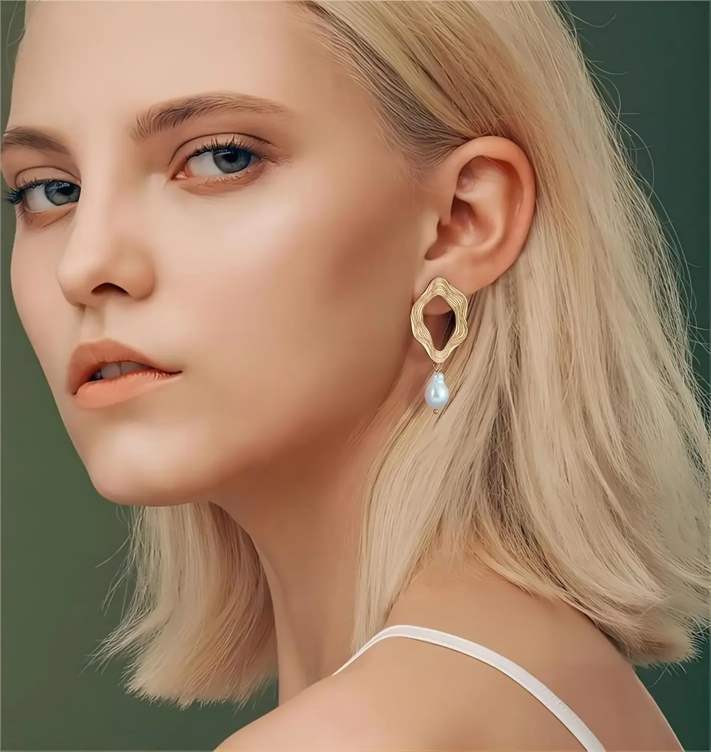 Винтажные серьги-гвоздики в нерегулярную полоску золотые с вырезом и цветком