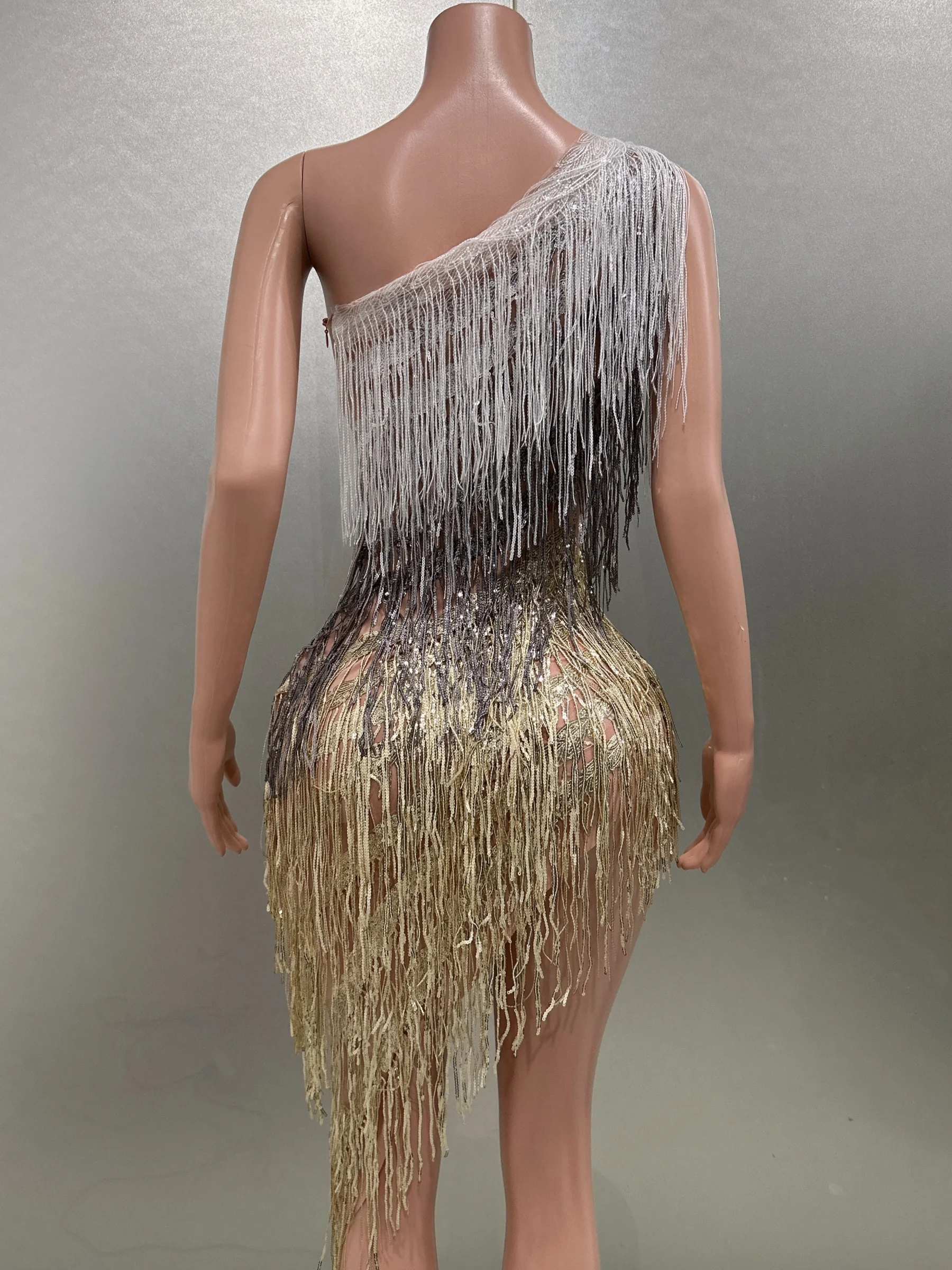 Платье-футляр на одно плечо с блестящими кисточками