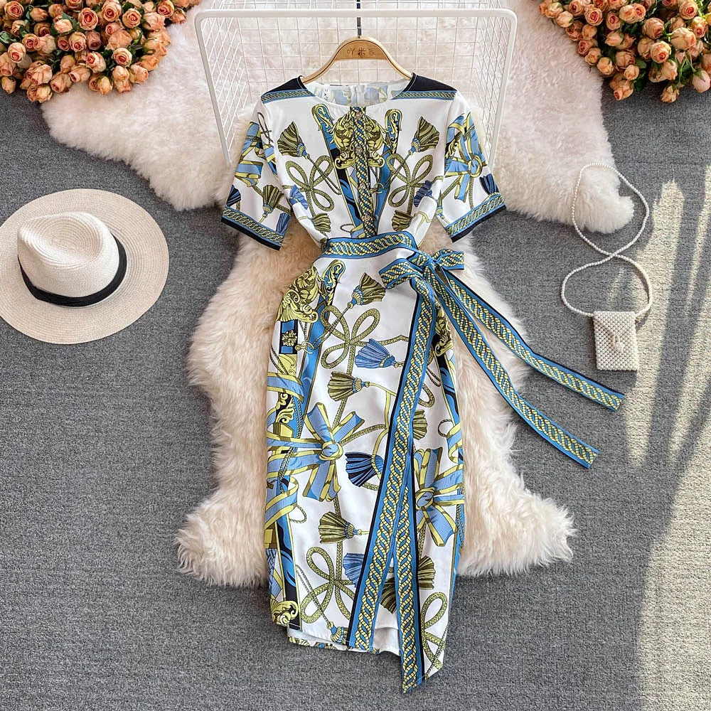 

Женское платье с круглым вырезом, коротким рукавом и поясом