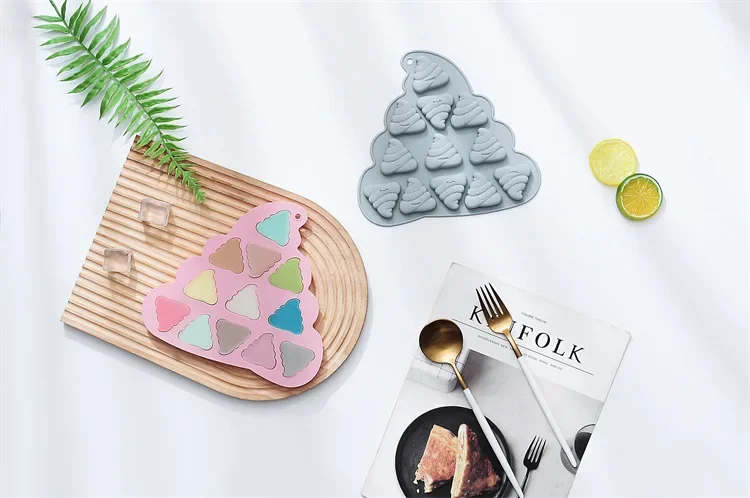 Силиконовая форма с 12 отверстиями и различными выражениями какашек