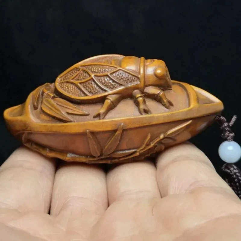 Статуэтка цикады из бамбука