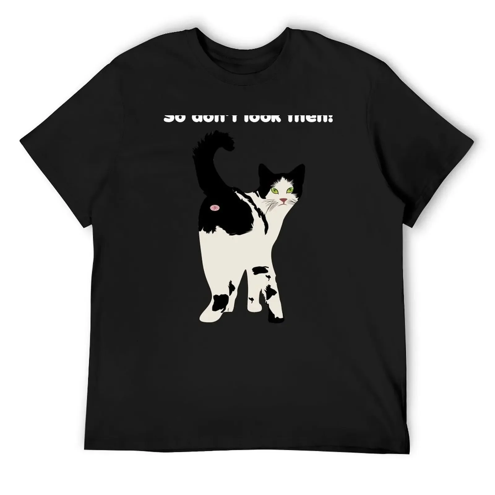 Футболка с изображением кота ходьбы показывающегося прикладом футболки