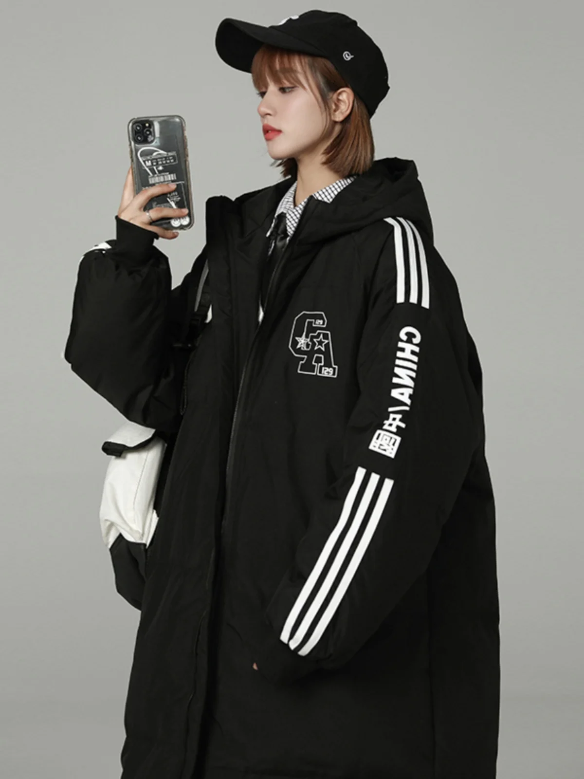 Зимний большой стеганый пуховик женский средней длины выше колена утолщенный