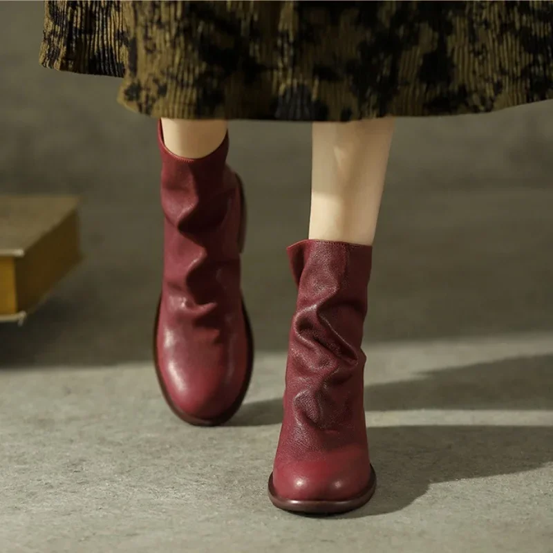 Красные короткие ботинки на низком квадратном каблуке в стиле ретро с круглым