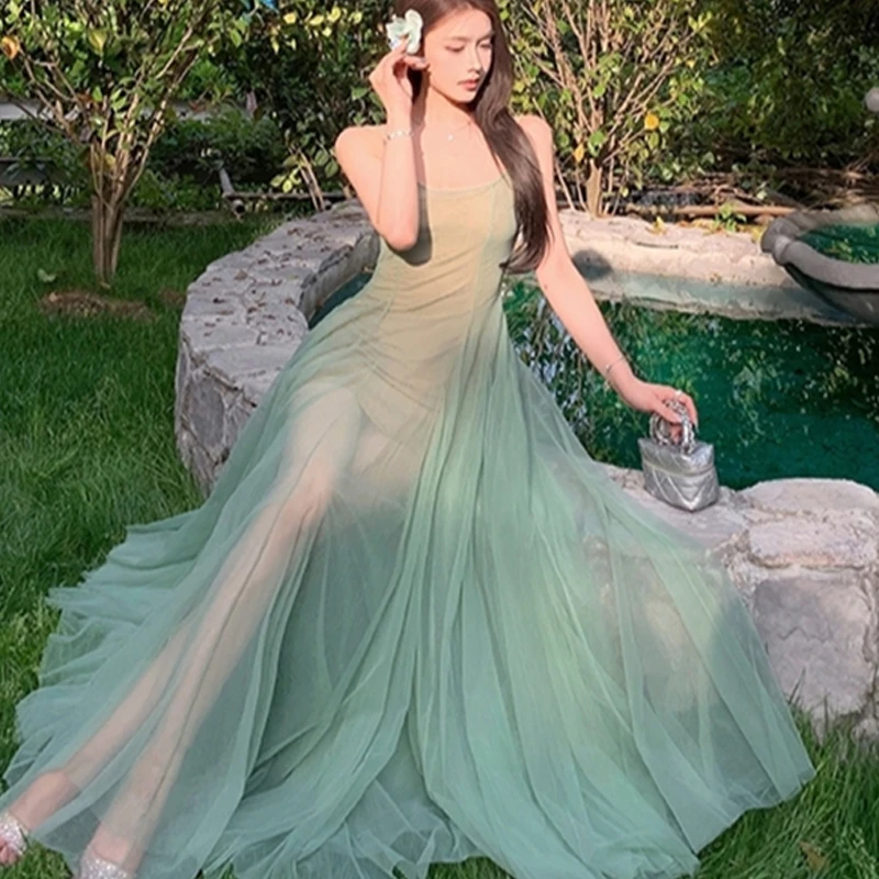 Женское платье трапециевидной формы с бретельками