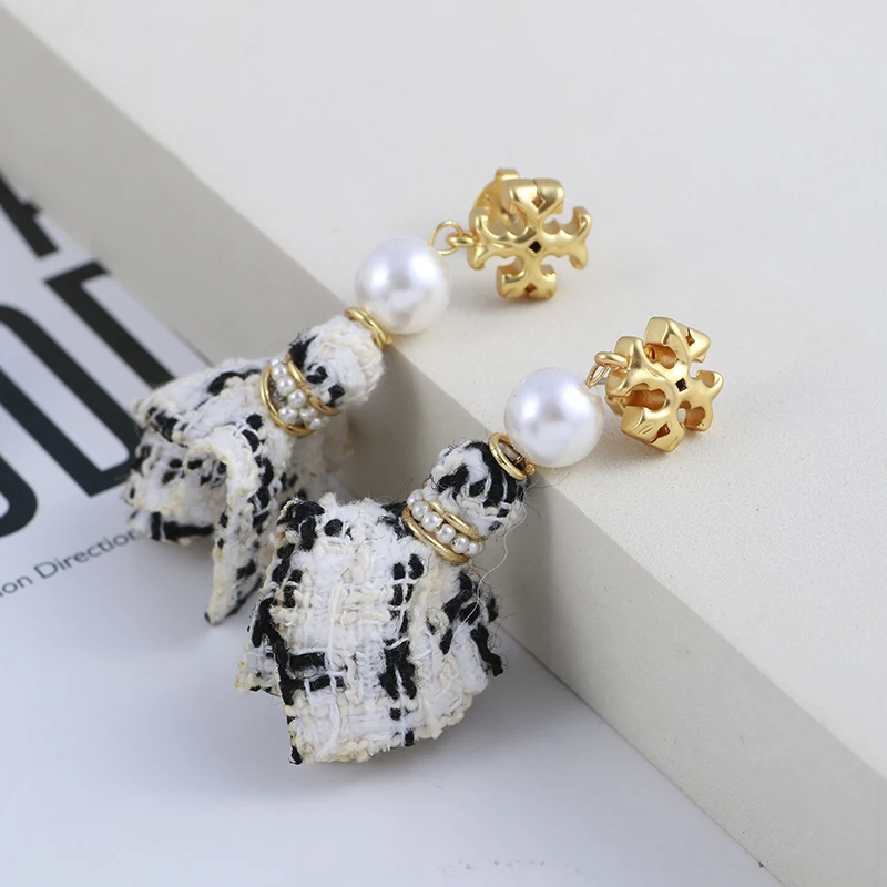 

Black and white checkered square fabric earrings, a light and artistic style of earrings