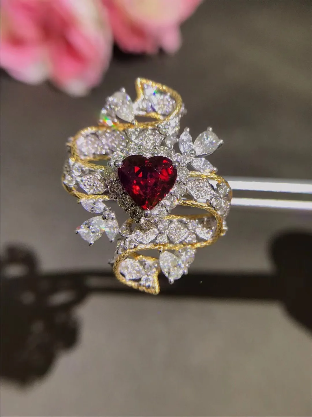 Кольцо женское из 18-каратного золота с натуральным рубином и бриллиантами